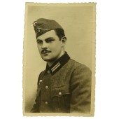 Foto de soldado de la Wehrmacht con túnica M36 y gorra lateral. Soldado de infantería